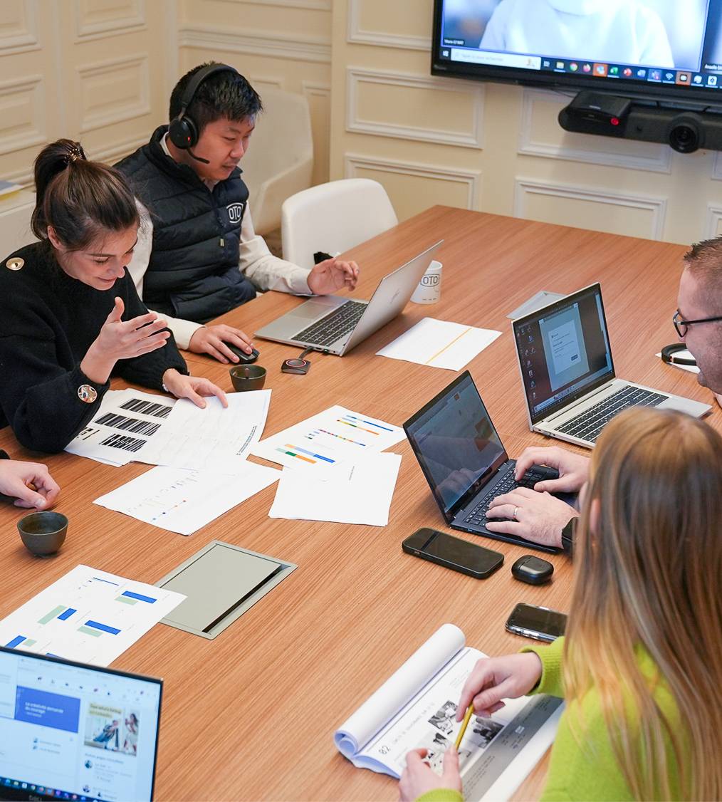 oto academy : groupe d'apprentissage autour d'une table de bureau